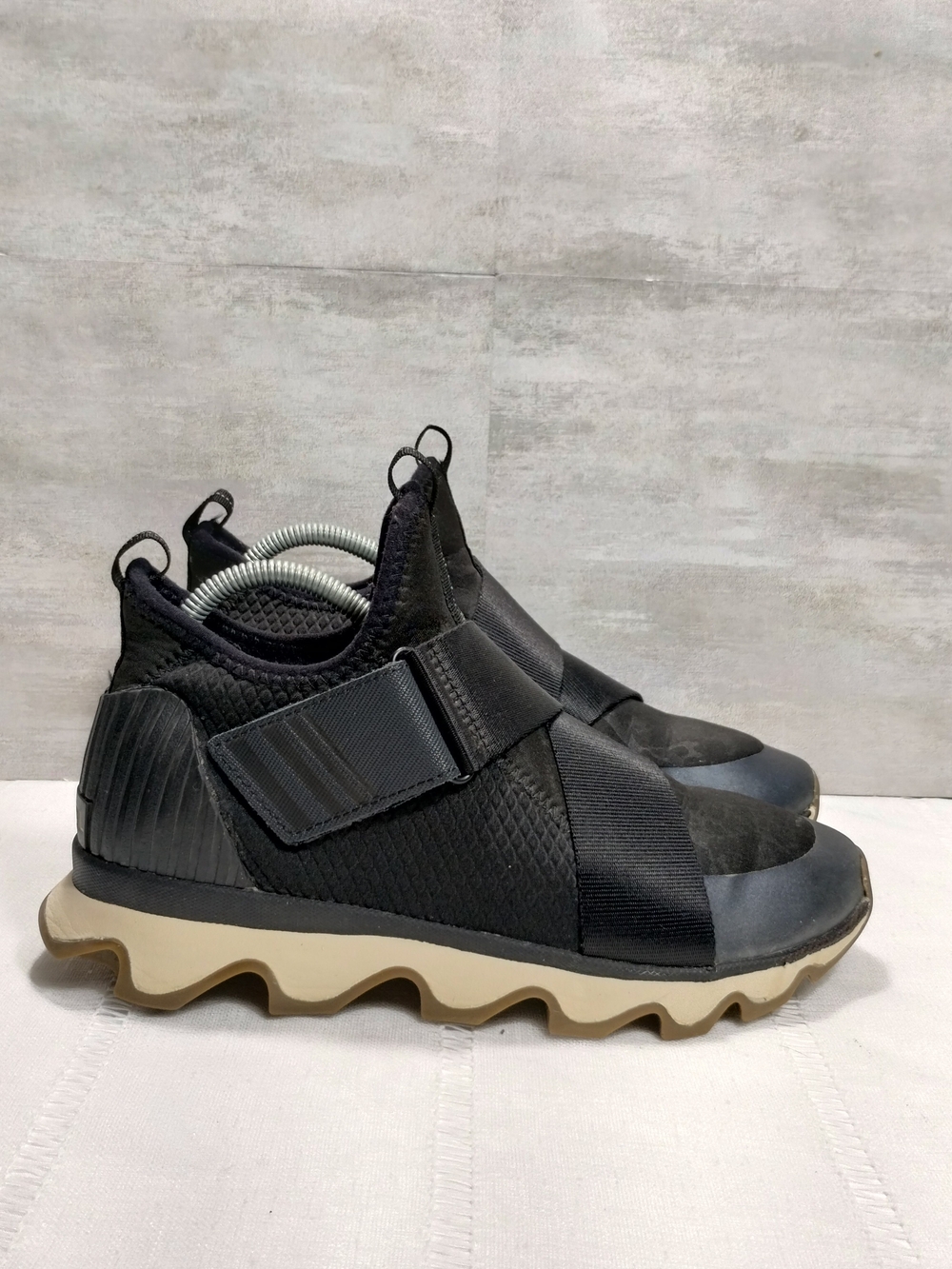 Sorel Kinetic Black Criss Cross Strap Sneakers Women Size 7.5 Gorpcore Outdoor